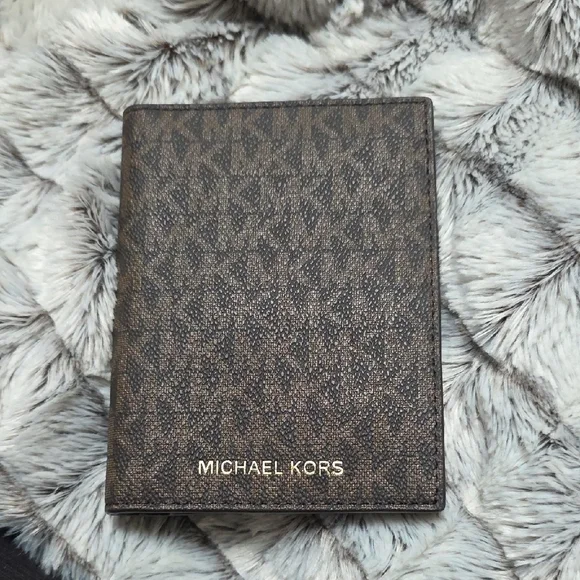 Michael Kors Signature Passport Holder - Picture 1 of 3